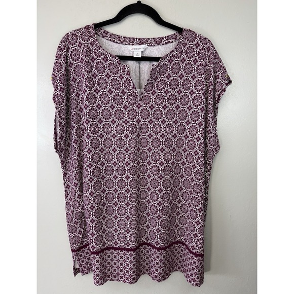 Liz Claiborne Tops - NWT Liz‎ Claiborne Maroon/hite Geometric Patterned Top W Capped Sleeves Size 1X